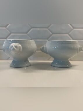 Sur la table white Lions Head Footed Bowls